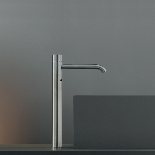 Смесители Настольный смеситель для раковины с датчиком присутствия. Высота 355 мм 