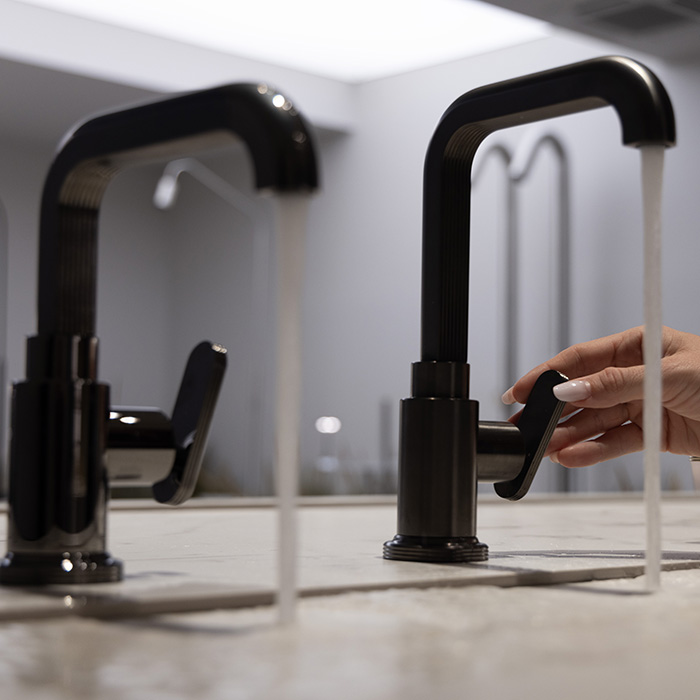 Смеситель для раковины излив 187 мм. донный клапан click-clack, цвет брашированный черный хром