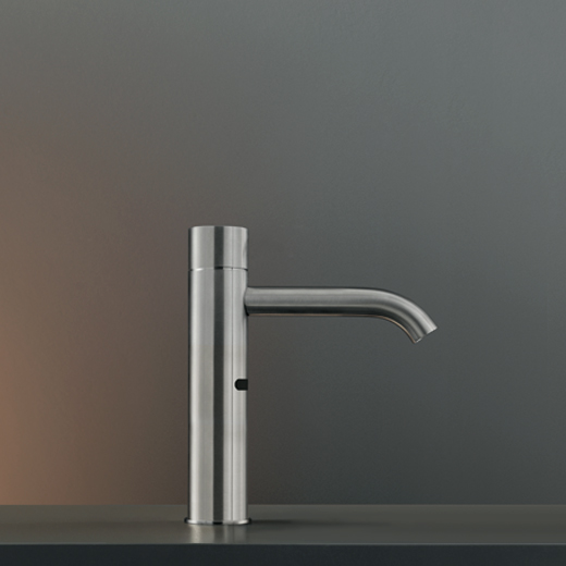 Смесители Настольный смеситель с датчиком присутствия. Высота 155 мм MIL16R 