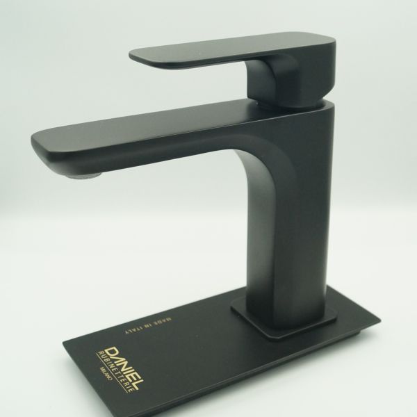Однорычажный смеситель для раковины (излив 12 см), с донным клапаном, цвет черный матовый