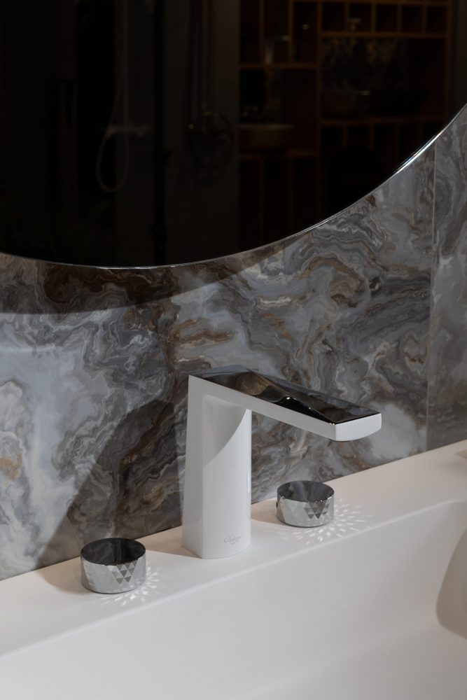 Смесители Смеситель врезной на 3 отверстия. белый-хром, ручка DIAMOND 